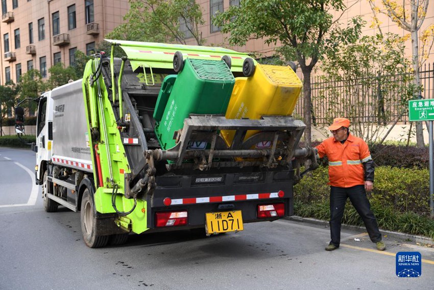 허페이시 화강진 한 주택단지에서 직원이 주민들의 생활 쓰레기를 쓰레기 차량에 싣는다. [11월 23일 촬영/사진 출처: 신화사]