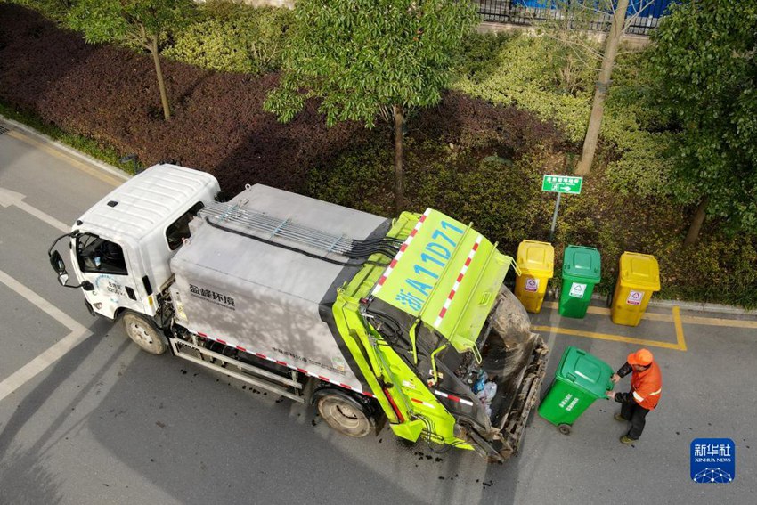 허페이시 화강진 한 주택단지에서 직원이 주민들의 생활 쓰레기를 쓰레기 차량에 싣는다. [11월 23일 촬영/사진 출처: 신화사]
