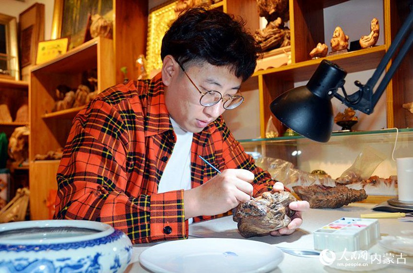 천젠웨이의 제자인 네이멍구(內蒙古) 공예미술협회 회원이자 이사 쑨웨이(孫偉)가 작업 중이다. [사진 출처: 인민망]