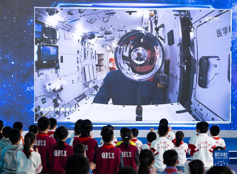 학생들은 우주비행사가 하는 수구 광학실험을 지켜본다. [12월 9일 촬영/사진 출처: 신화사]