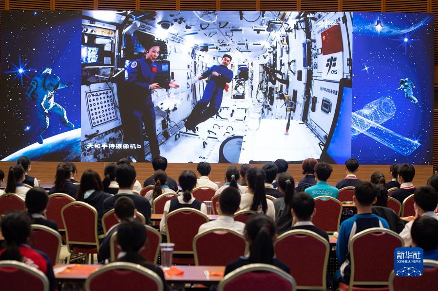 왕야핑(좌), 예광푸가 우주에서 수업을 진행 중이다. [12월 9일 촬영/사진 출처: 신화사]