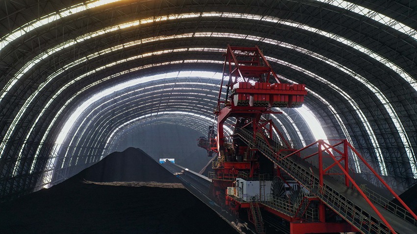 적재기 한 대가 석탄 창고에서 작업 중이다. [12월 7일 드론 촬영/사진 출처: 신화사]