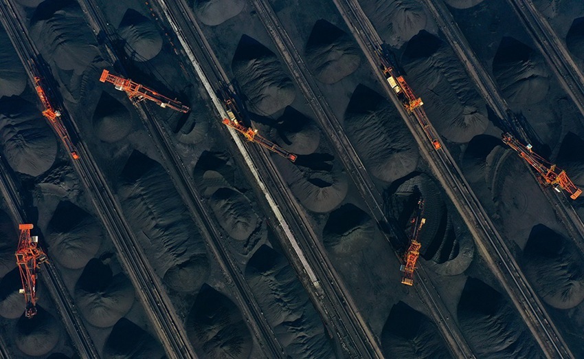탕산항 차이페이뎬항구지역 석탄 퇴적장의 적재기가 작업 중이다. [12월 7일 드론 촬영/사진 출처: 신화사]