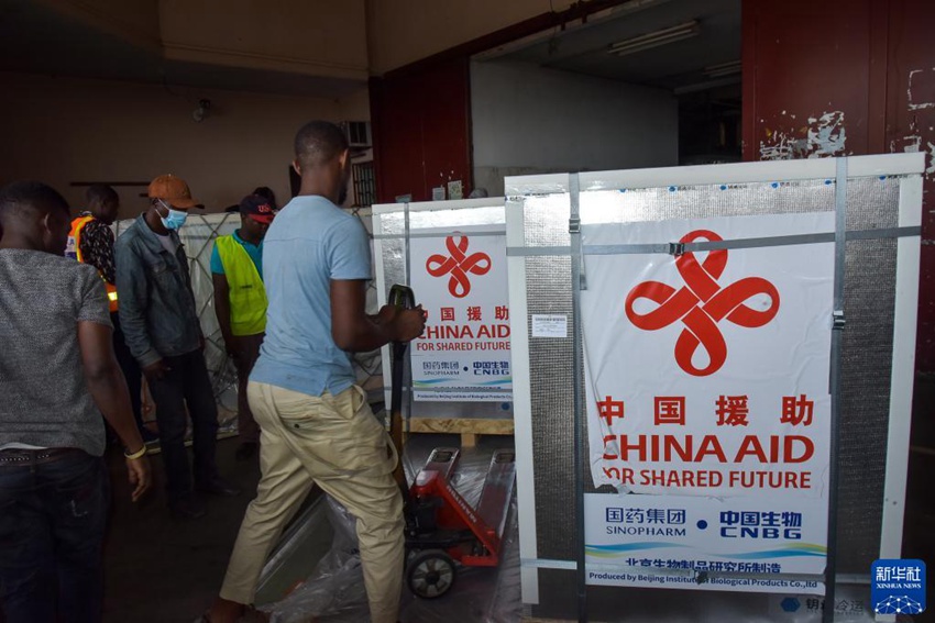12월 14일 카메룬의 수도 야운데 은시말렌 공항에서 촬영한 중국이 지원하는 코로나 백신 [사진 출처: 신화사]