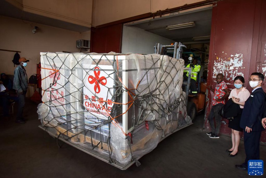 12월 14일 카메룬의 수도 야운데 은시말렌 공항에서 촬영한 중국이 지원하는 코로나 백신 [사진 출처: 신화사]