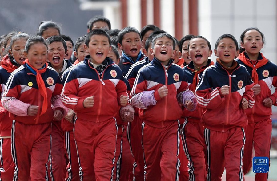 3월 17일, 칭하이 궈뤄(果洛) 장족자치주 간더(甘德)현 샤궁마(下貢麻)향 기숙제중신(中心)초등학교 학생들이 체육 수업을 하고 있다. [사진 출처: 신화사]