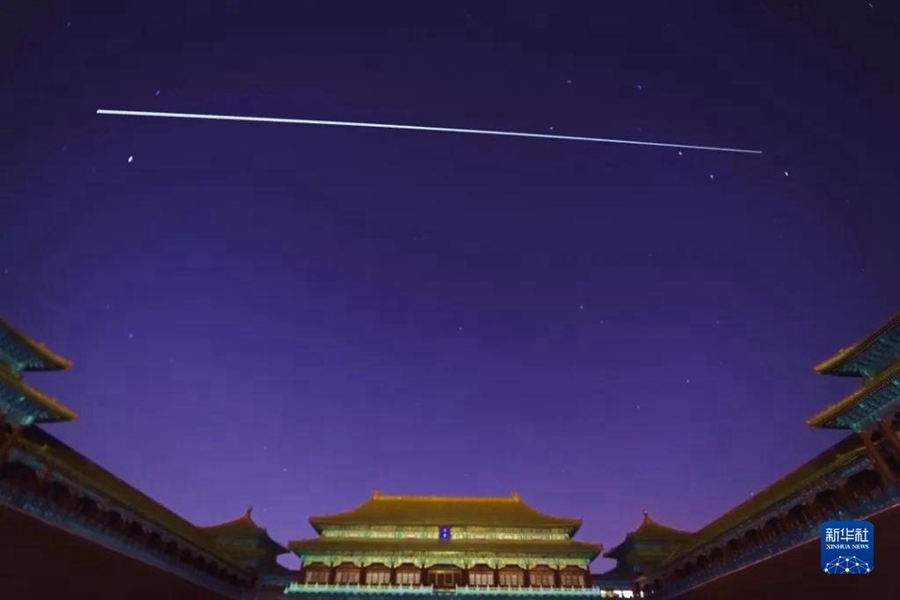 11월 19일 베이징 고궁(故宮) 오문(午門)에서 촬영한 중국 우주정거장 사진(궤적은 여러 장의 사진을 중첩한 것) [사진 촬영: 신화사]