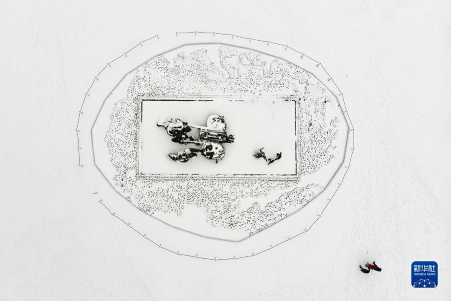 시민들이 하얼빈(哈爾濱)시 다오와이(道外)구 징양(景阳)광장에서 눈을 무릅쓰고 행진하고 있다. [11월 8일 드론 촬영/사진 촬영: 신화사]