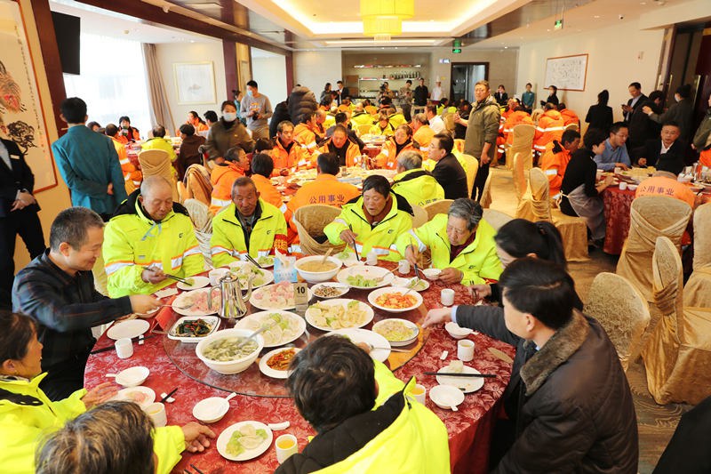 백여 명의 환경미화원이 사랑의 식당에서 자오쯔를 먹고 있다. [사진 출처: 인민망]