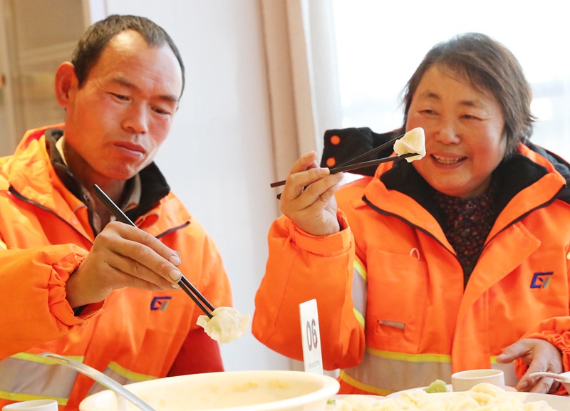 환경미화원들이 즐겁게 자오쯔를 먹고 있다. [사진 출처: 인민망]