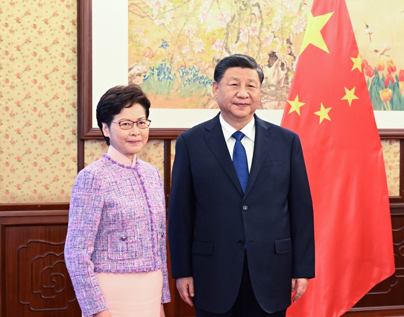 12월 22일, 시진핑 국가주석은 중난하이 잉타이에서 업무 보고를 위해 베이징으로 온 린정웨어 홍콩특별행정구 행정장관을 만났다. [사진 출처: 신화사]