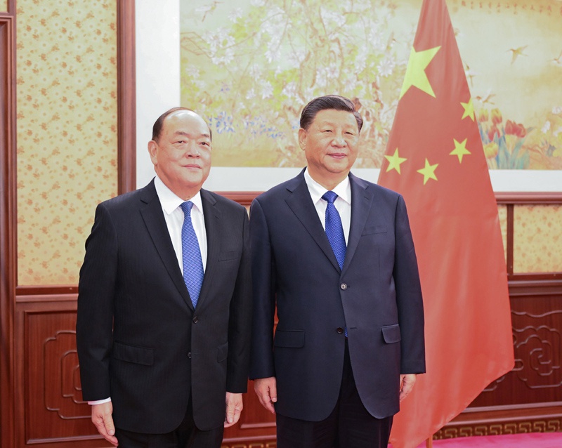12월 22일, 시진핑 국가주석은 중난하이 잉타이에서 업무 보고를 위해 베이징으로 온 허이청 마카오특별행정구 행정장관을 만났다. [사진 출처: 신화사]