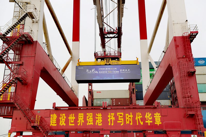 지난 23일 산둥(山東)항구 칭다오(靑島)항 컨테이너 부두에서 화물선 한 척이 수출할 화물을 싣고 있다. 