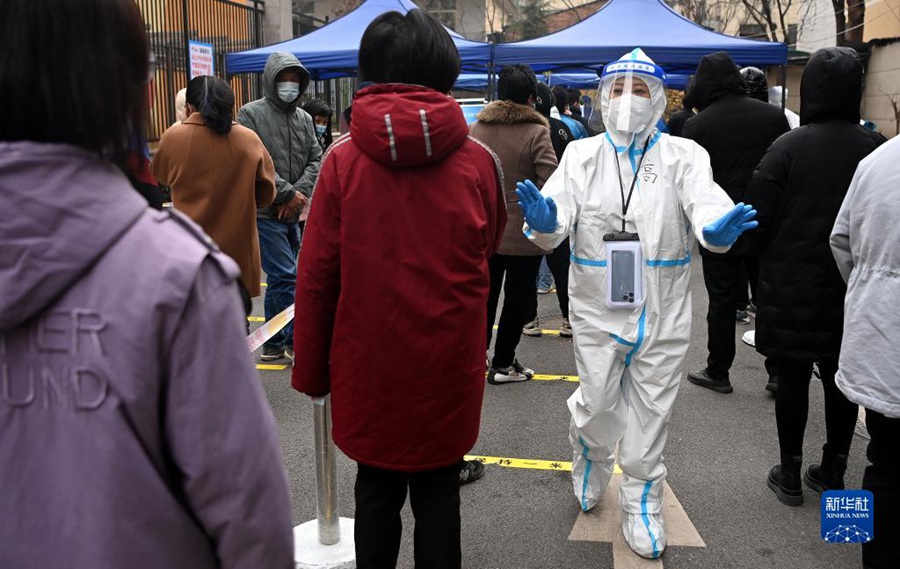 12월 23일, 시민들이 줄을 서서 핵산 검사를 받는다. [사진 출처: 신화사]