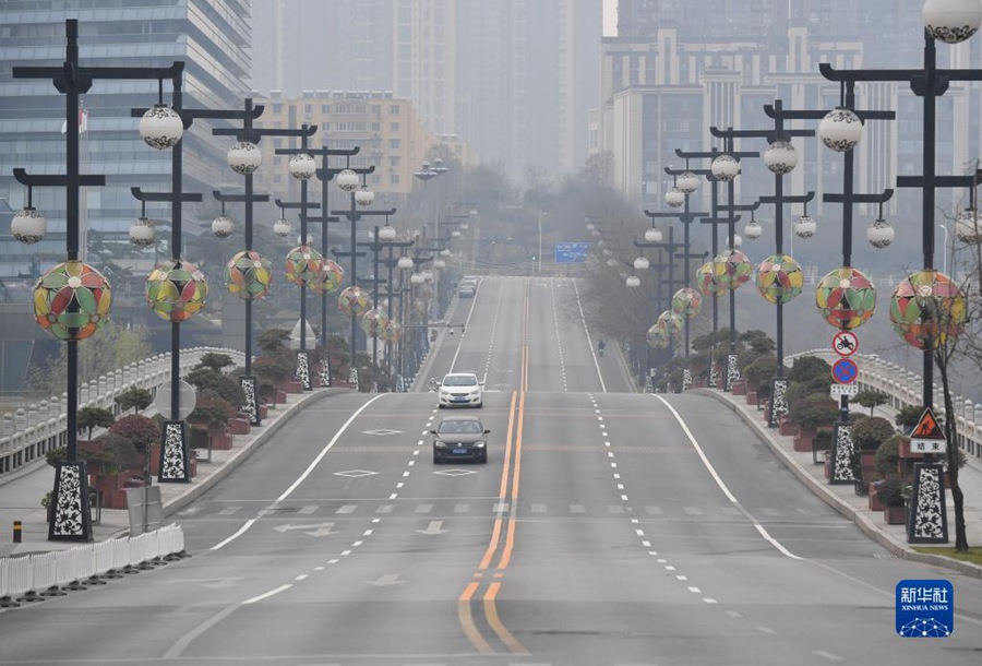 12월 23일 촬영한 취장신구 도로를 지나는 적은 차량들 [사진 출처: 신화사]