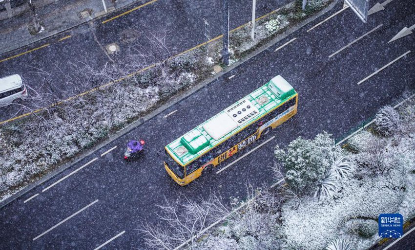 12월 26일, 구이양시의 버스 한 대가 눈 속에서 운행 중이다 [사진 출처: 신화사]