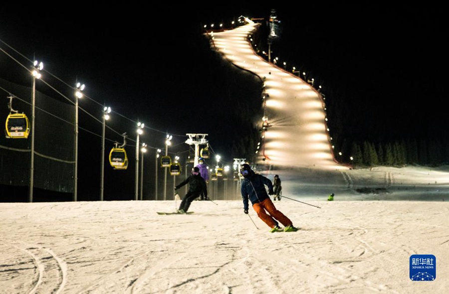 12월 21일 밤 10시 14분, 스키 애호가들이 신장 실크로드국제레저촌에서 야간 스키를 즐긴다. 최근 중국 국내 겨울 스포츠가 급속하게 발전함에 따라 신장 각지 스키장들이 천혜자원 덕택으로 스키의 ‘성지’가 되고 있다. [사진 출처: 신화사]