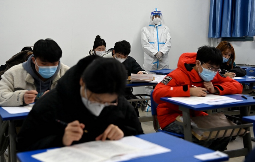 수험생들이 시안외국어대학교 시험장에서 시험을 보고 있다. [12월 25일 촬영/사진 출처: 신화사]