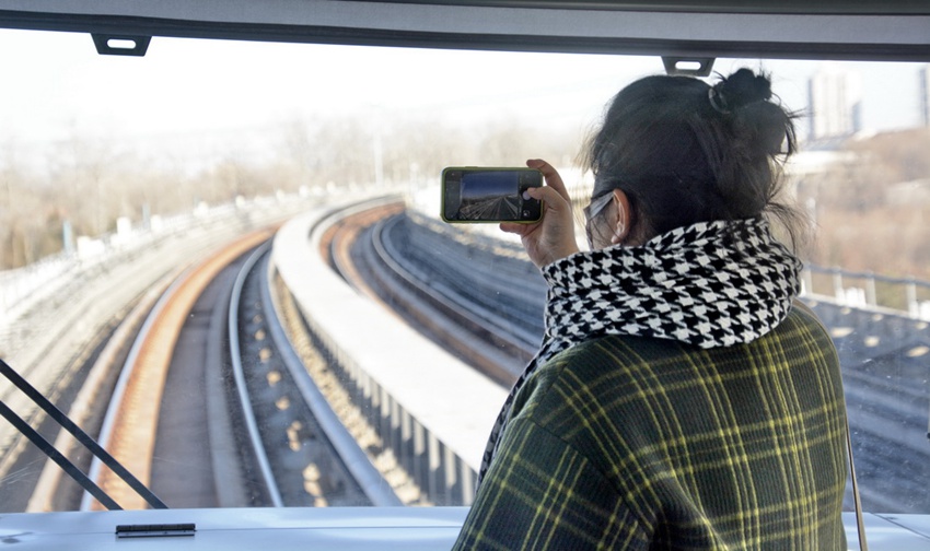 승객이 베이징 지하철 옌팡노선 열차 안에 사진을 찍고 있다. [12월 26일 촬영/사진 출처: 신화사]