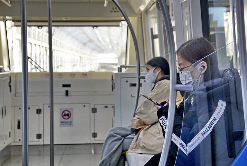 시민들이 베이징 지하철 옌팡노선의 무인 운행 시스템을 체험하고 있다. [12월 26일 촬영/사진 출처: 신화사]