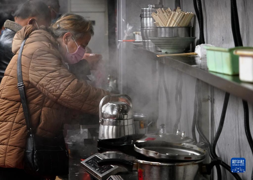 환자 가족이 공유 주방에서 요리하고 있다. [12월 14일 촬영/사진 출처: 신화사]