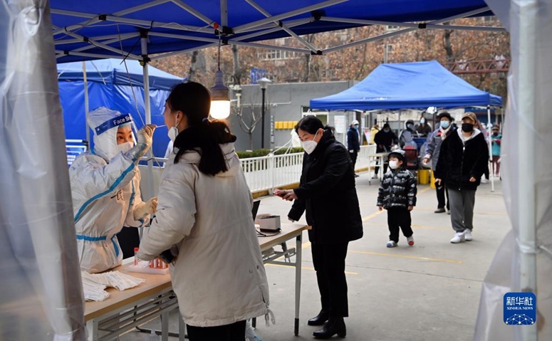 12월 27일, 시안시 베이린(碑林)구 장자춘(張家村)가도[街道: ‘구’(區) 아래의 작은 행정 단위로 한국의 ‘동’에 해당] 타이바이(太白)지역사회에서 시민들이 핵산검사를 받는다. [사진 출처: 신화사]