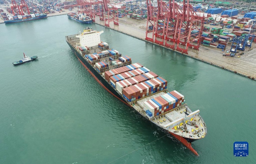7월 13일, 장쑤 롄윈항 컨테이너부두에서 컨테이너를 실은 선박 한 척이 항구를 떠나고 있다. 