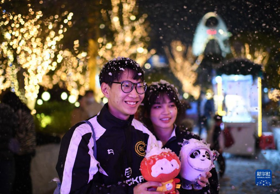 12월 31일, 광저우 톈더광장에서 신년을 맞이하는 시민들 [사진 출처: 신화망]