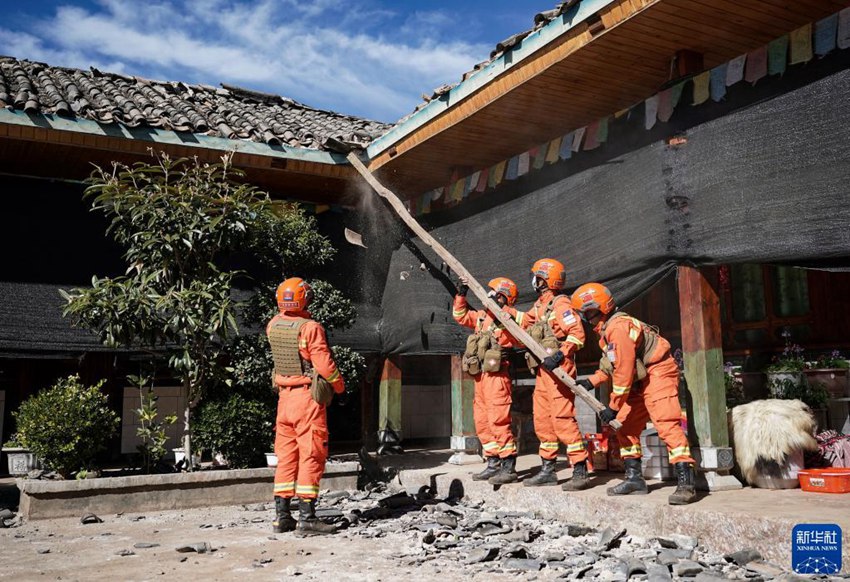 1월 3일, 삼림 소방대원이 위험물 제거 작업을 하고 있다. [사진 출처: 신화사]