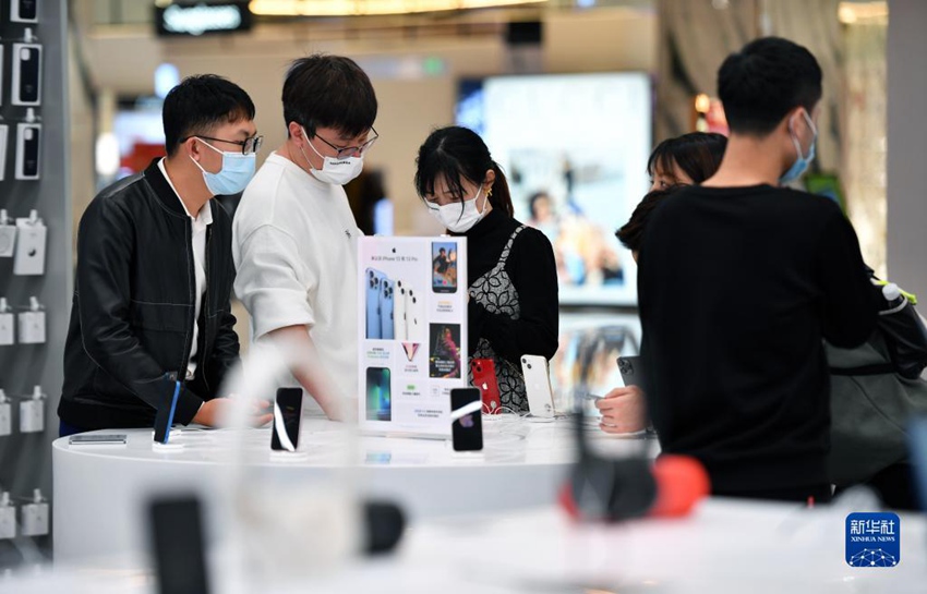 1월 3일, 고객들이 면세점에서 전자제품을 사고 있다. [사진 출처: 신화사]