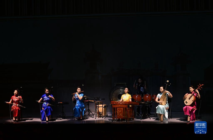 연주자들이 풍악을 연주한다. [1월 6일 촬영/사진 출처: 신화사]