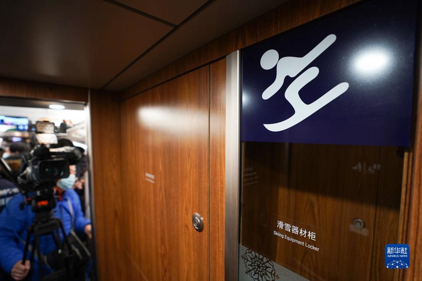 열차 안에 설치된 스키용품 보관 캐비넷 [1월 6일 촬영/사진 출처: 신화사]