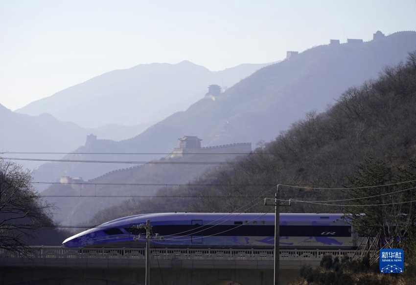 열차가 쥐융관(居庸關) 창청(長城, 만리장성)을 지나가고 있다. [1월 6일 촬영/사진 출처: 신화사]