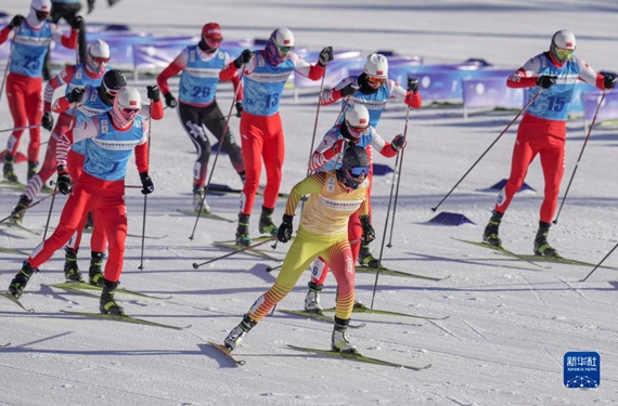 크로스컨트리 스키 중국 국가대표팀 선수들이 팀내 모의경기 중이다. [사진 출처: 신화사]