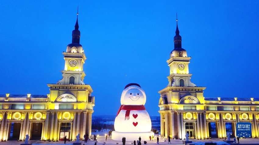 [포토] 헤이룽장 하얼빈, 쑹화강 강변에 나타난 거대 눈사람 