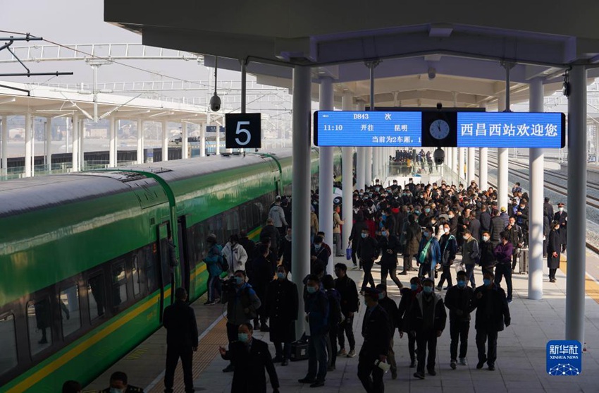 1월 10일, 여객들이 시창서역에서 열차를 기다리고 있다. [1월 10일 촬영/사진 출처: 신화사]