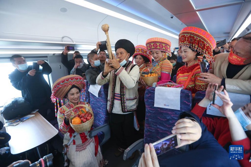 1월 10일, D843 푸싱호 고속열차에서 더창현 리수족(傈僳族) 군중이 화려한 복장으로 공연을 한다. [사진 출처: 신화사]