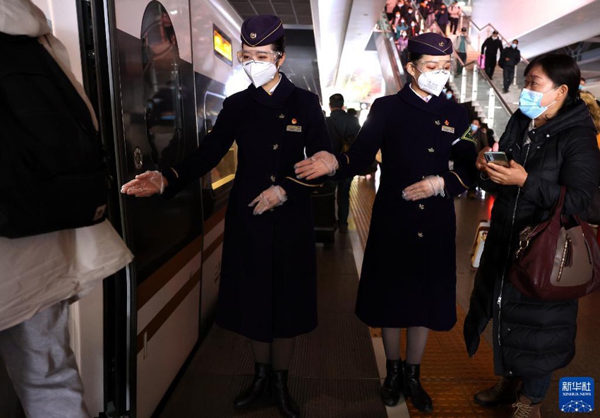 1월 16일, 상하이 훙차오발 한커우행 열차 G1724편에서 승무원들이 앞에서 승객들의 탑승을 돕고 있다. [사진 출처: 신화사]