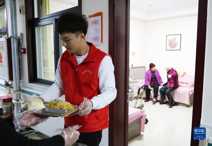 판진린(중간)은 노인들에게 저녁식사를 전달한다. [2021년 12월 30일 촬영/사진 출처: 신화사]