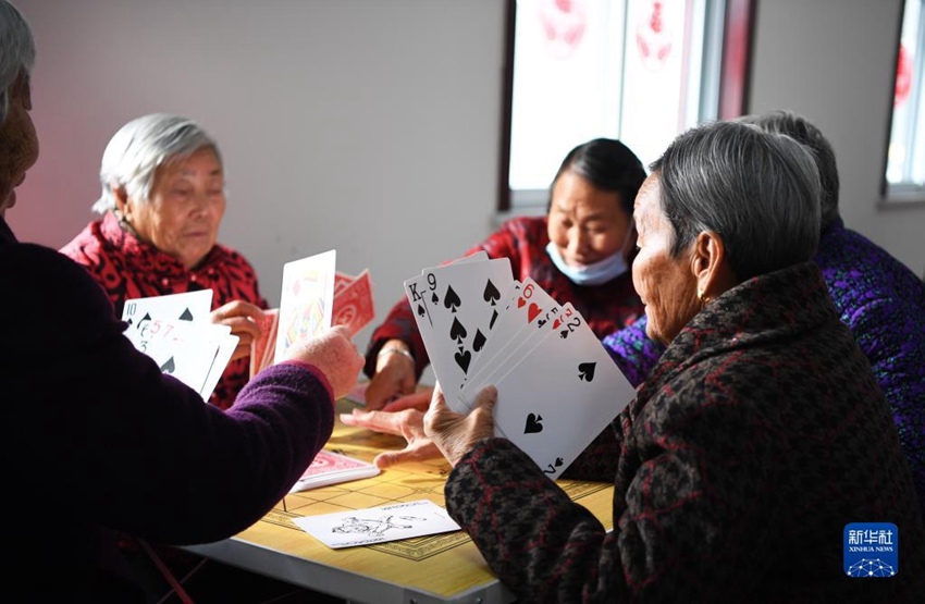 노인들이 맞춤제작한 큰 글자 카드놀이를 한다. [2021년 12월 31일 촬영/사진 출처: 신화사] 