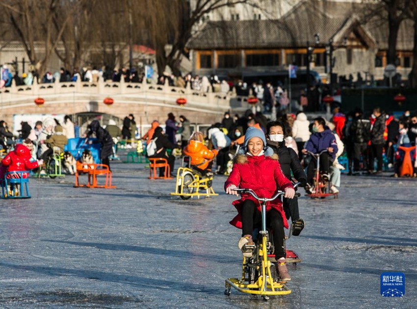 스차하이 스케이트장에서 어린이가 썰매 자전거를 타고 있다. [1월 15일 촬영/사진 출처: 신화사]