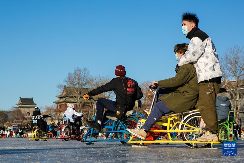 스차하이 스케이트장에서 시민이 썰매 자전거를 타고 있다. [1월 15일 촬영/사진 출처: 신화사]