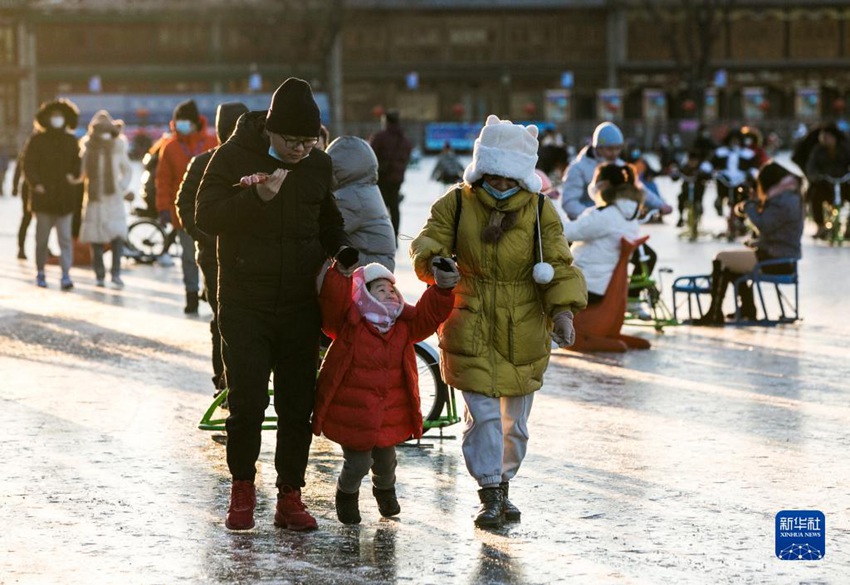 스차하이 스케이트장에서 시민들이 즐겁게 놀고 있다. [1월 15일 촬영/사진 출처: 신화사]
