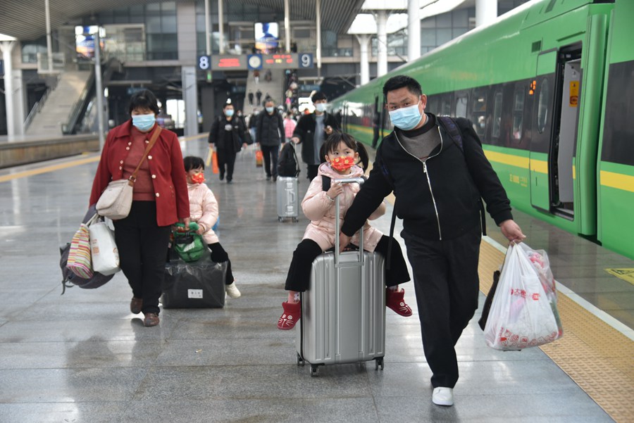 푸저우(福州)역, 어린이가 여행 가방에 탑승에 집으로 돌아가고 있다. [사진 촬영: 장취(江曲)]