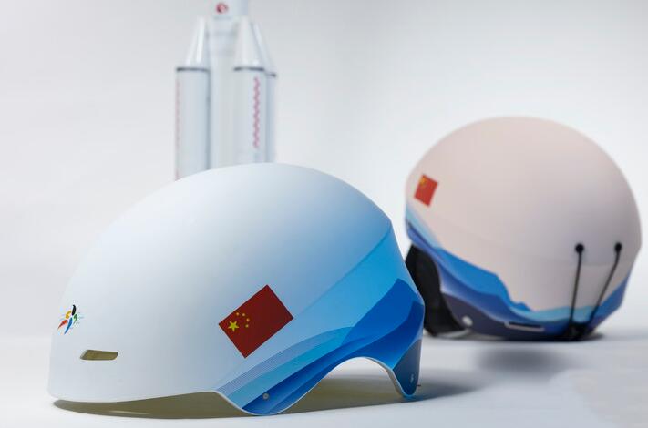 운반로켓 창정 5호에 사용됐던 우주 기술로 개발한 스키 헬멧 [사진 출처: 신화사]