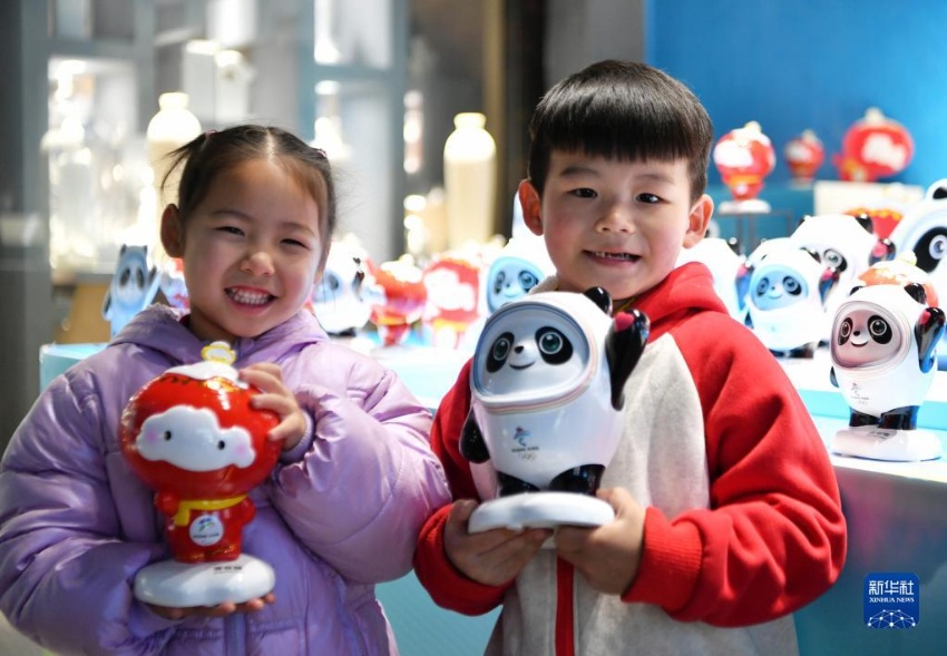 어린이들이 구매한 기념품과 사진을 찍고 있다. [1월 19일 촬영/사진 출처: 신화사]