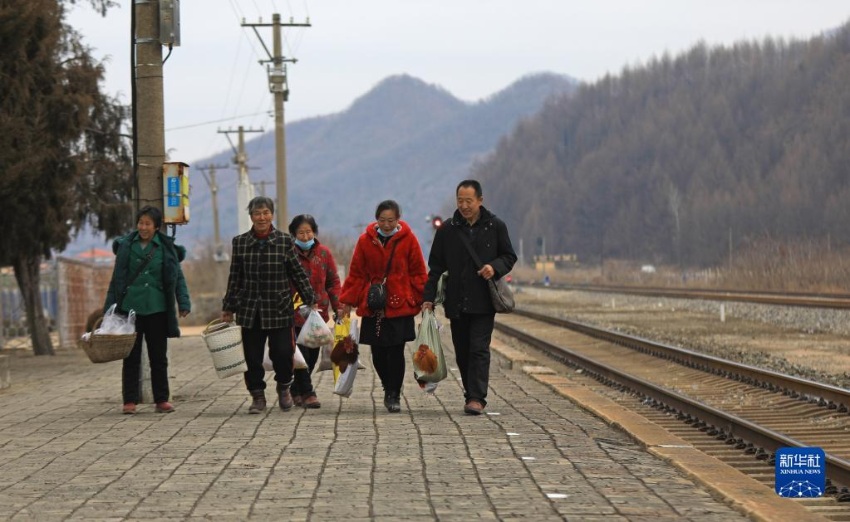 펑청시 스청역에서 농민들이 각종 농산물을 가지고 열차 탑승을 기다리고 있다. [1월 15일 촬영/사진 출처: 신화사]