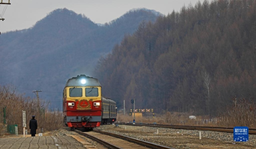 1월 15일, 4318편 열차가 펑청시 스청역에 도착한다. [1월 15일 촬영/사진 출처: 신화사]