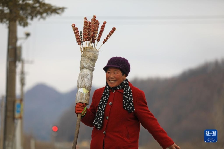 펑청시 스청역에서 한 농민이 직접 만든 탕후루(糖葫蘆: 중국 전통 과일 꼬치)를 가지고 열차 탑승을 기다리고 있다. [1월 15일 촬영/사진 출처: 신화사]