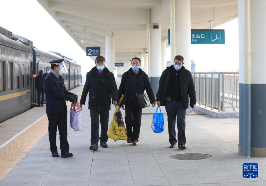 농민들이 펑황청(鳳凰城)역에서 내려 펑청시에 물건을 팔러 가고 있다. [1월 15일 촬영/사진 출처: 신화사]